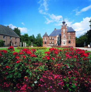 Cannenburch exterieur met rozen op voorgrond